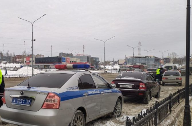 В Соликамском округе проходит декадник «Встречная полоса» и «Опасный водитель»
